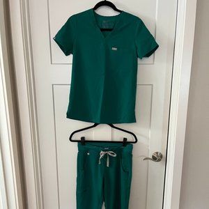 FIGS Scrub Set, XS Catarina Top, XS Petite Zamora Bottom, Hunter Green